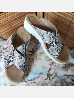 Clark's Jillian Gem Faux Snake Skin White Platform Comfort Criss Cross Shoes EUC